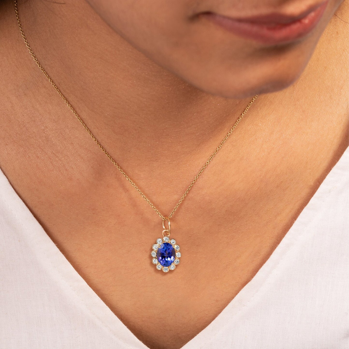 Elegant 18K Gold And Tanzanite Pendant with Natural Diamonds.